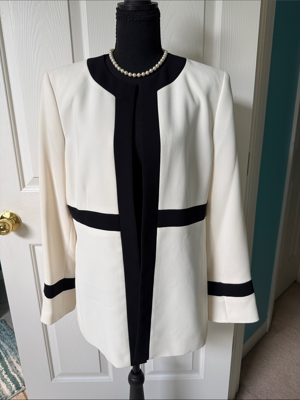 Jones Studio Cream Open Front Jacket Black Contrasting Trim Sz 12 EUC